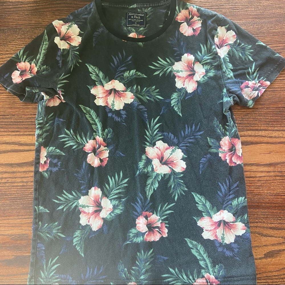 A&F Tropical Tee - size Small